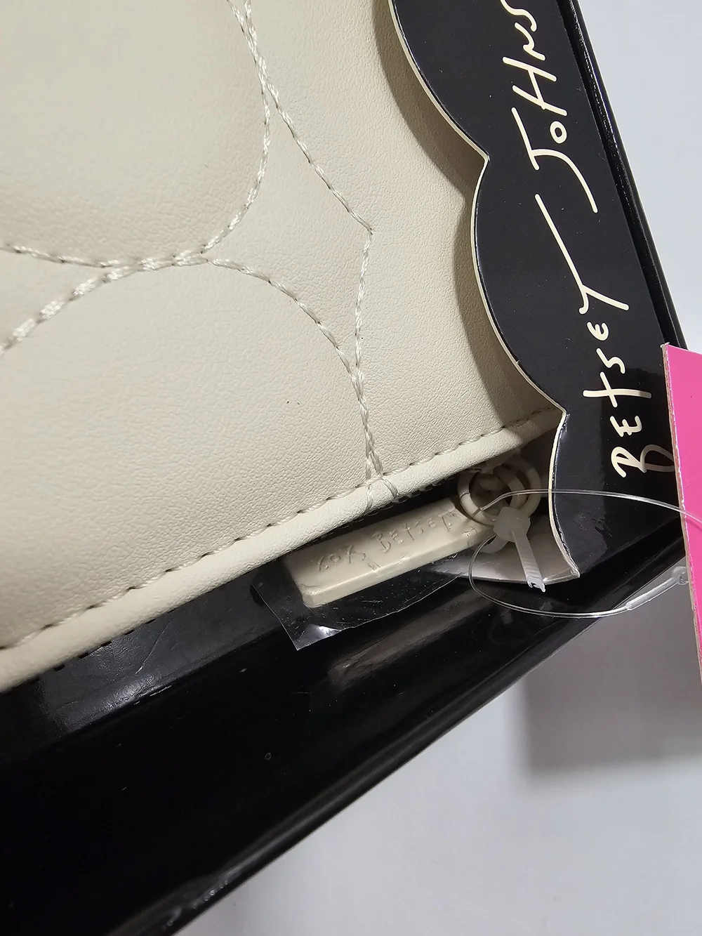 Betsey Johnson Chalk White Quilted Hearts Zip Around Wristlet Wallet NIB NWT